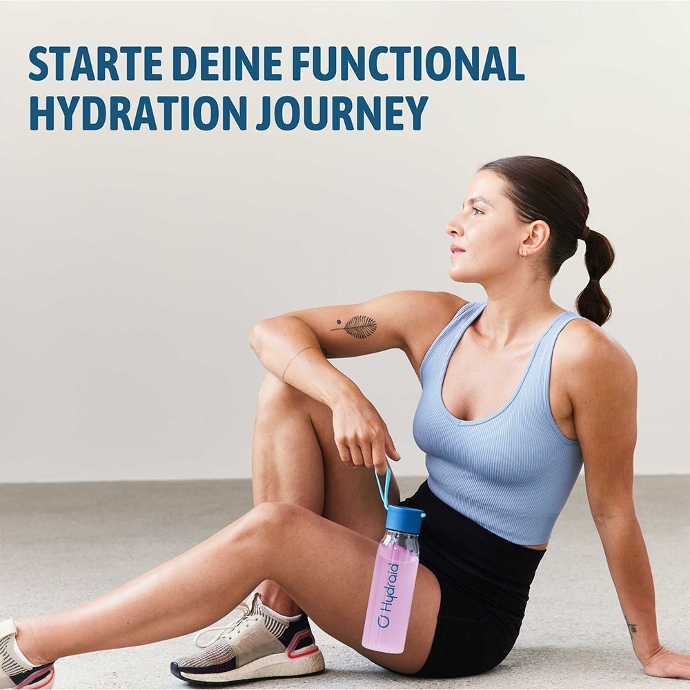 Frau sitzt mit einer Flasche. Auf der Flasche ist das Hydraid Logo. Die Flasche ist blau und hat eine blaue Kappe.