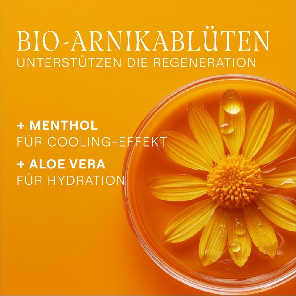 Nahaufnahme einer Schale mit gelben Blüten und Flüssigkeit. Text: BIO-ARNIKABLÜTEN UNTERSTÜTZEN DIE REGENERATION. + MENTHOL FÜR COOLING-EFFEKT + ALOE VERA FÜR HYDRATION.