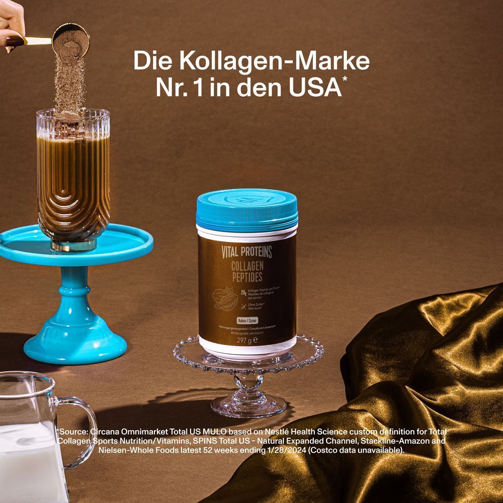 Produkt auf einem Ständer. Glas mit Getränk, Löffel mit Pulver. Text: Vital Proteins Collagen Peptides. Nr. 1 in den USA.
