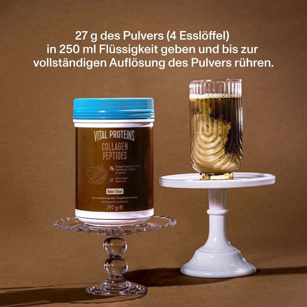Produkt und Glas mit Getränk. Text: 27 g Pulver in 250 ml Flüssigkeit geben und rühren. Produkt: Vital Proteins Collagen Peptides.