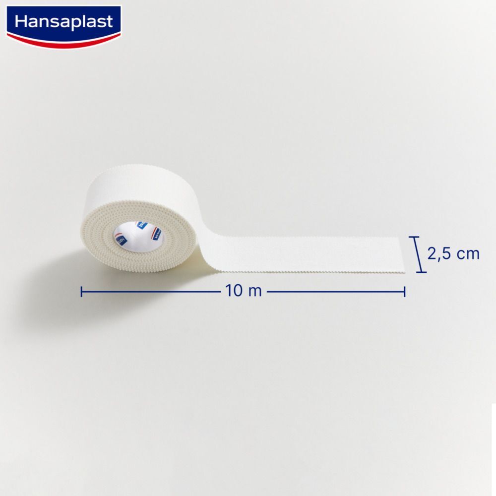 Rolle weißes Sporttape. Maße: 2,5 cm x 10 m. Hansaplast Logo. Auf weißem Hintergrund.