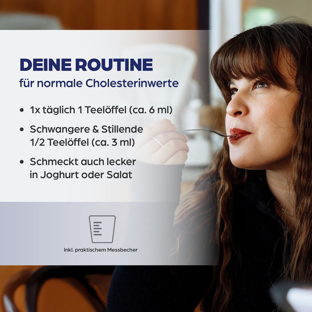 Frau trinkt aus einem Löffel. Text: Deine Routine für normale Cholesterinwerte. Dosierungsempfehlungen.