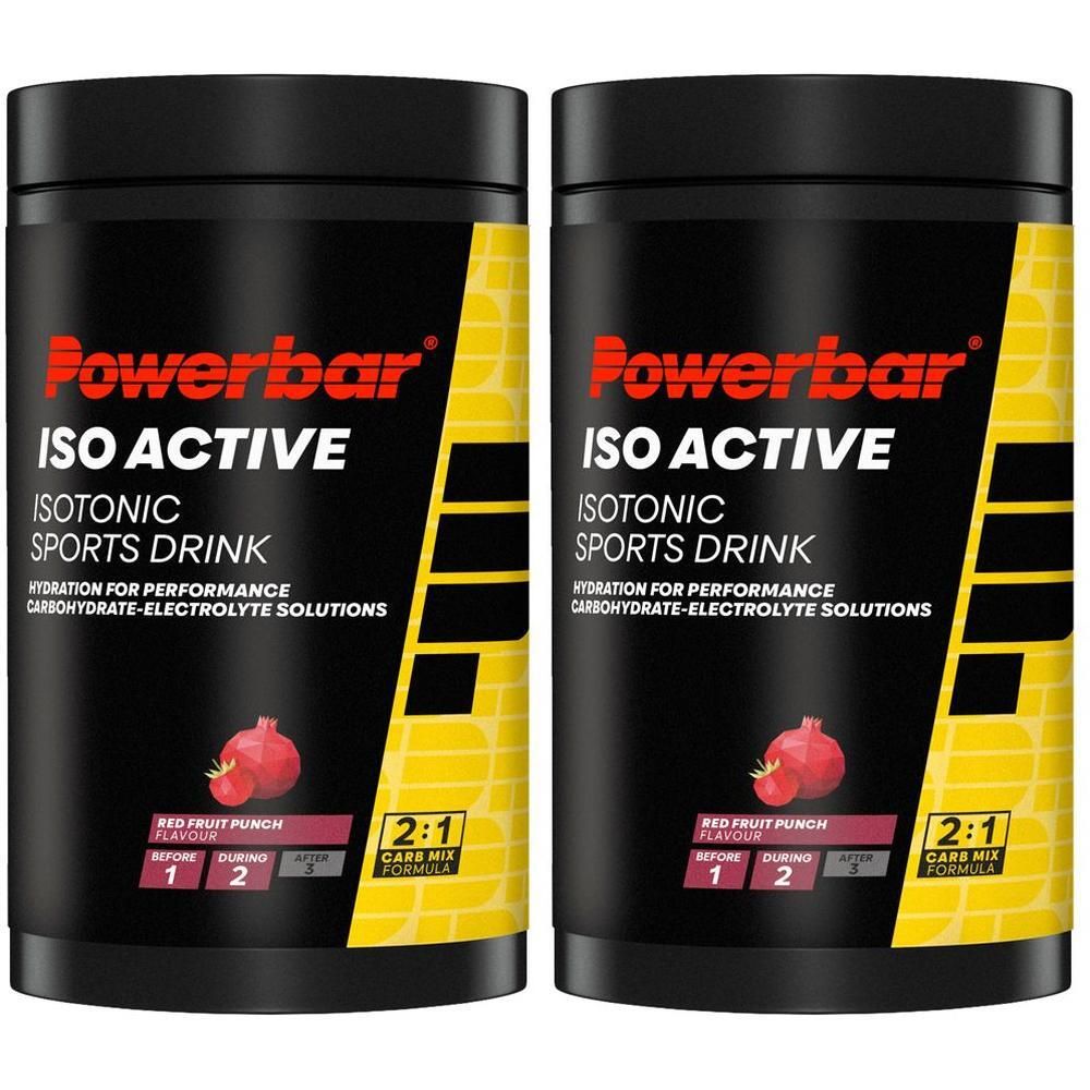 Zwei schwarze Dosen Powerbar ISO ACTIVE, roter Fruchtgeschmack. Aufschrift: Isotonisches Sportgetränk. 2:1 Carb Mix.