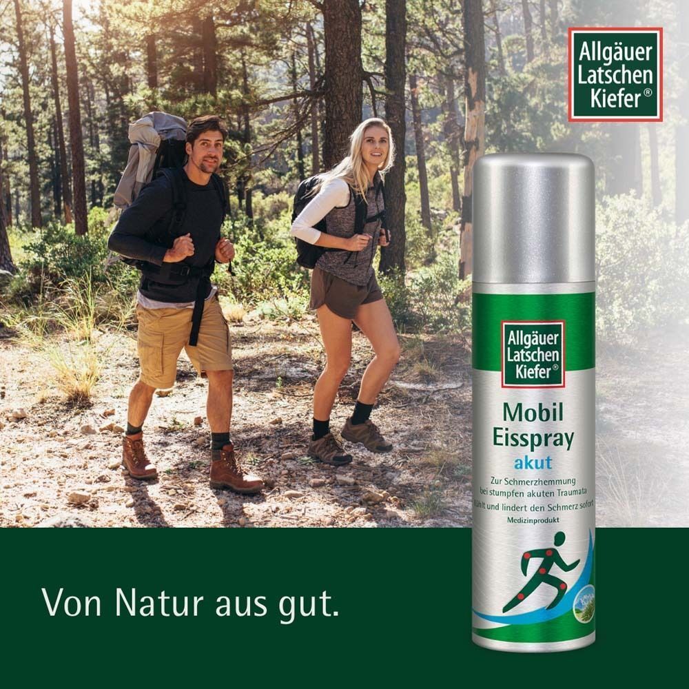 Personen wandern im Wald. Ein Spray mit grün-weißem Etikett. Logo oben rechts. Text: Von Natur aus gut.