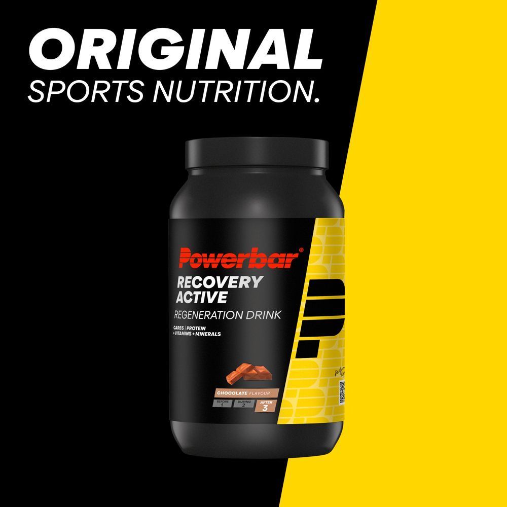 Schwarzer Powerbar-Behälter mit roter Marke. Text: Recovery Active, Regeneration Drink. Schokoladen-Geschmack. Gelber und schwarzer Hintergrund.