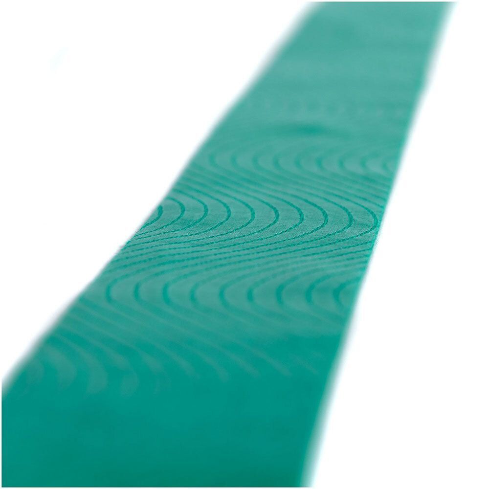 Grünes Kinesio-Tape mit gewellter Struktur. Nahaufnahme.