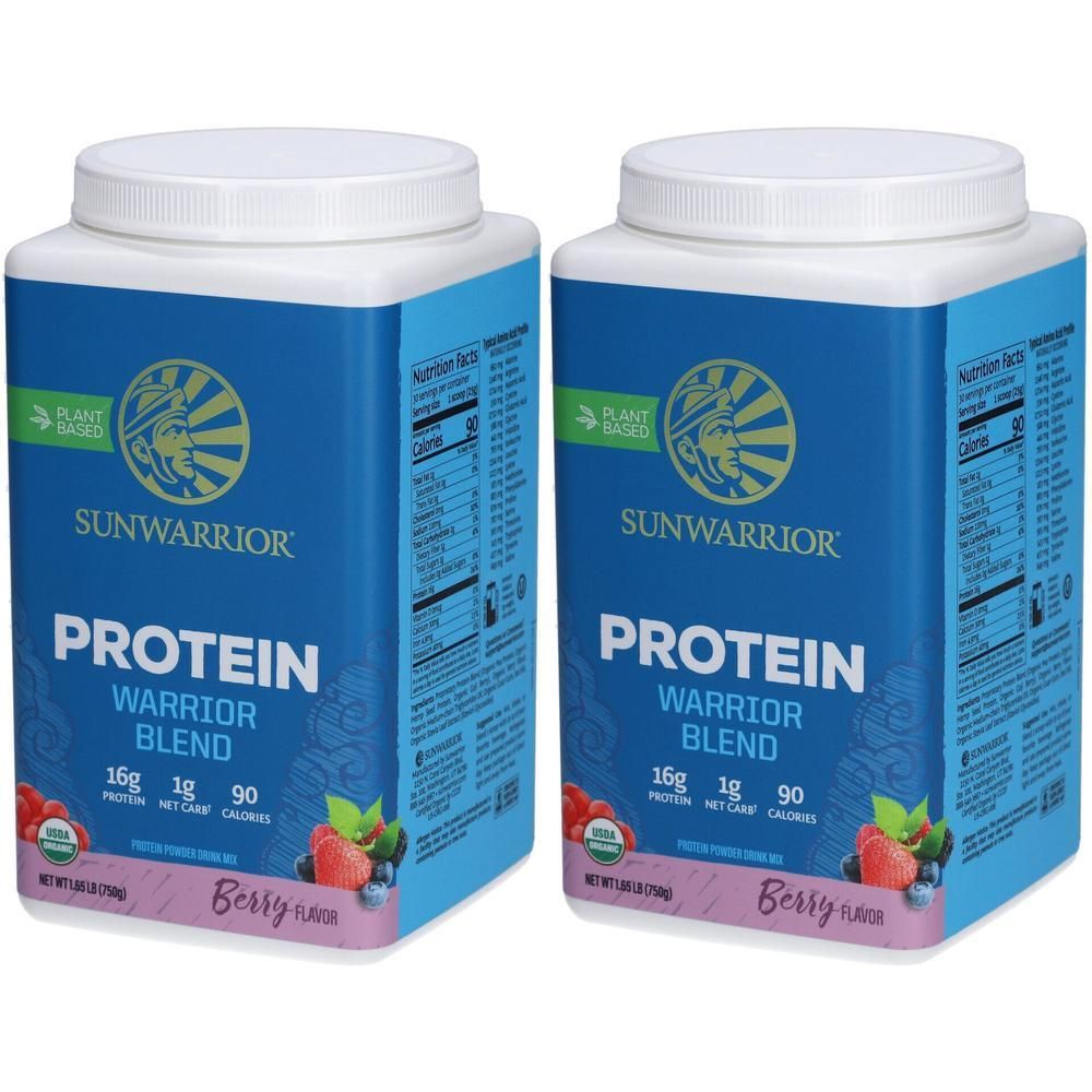 Zwei blaue Behälter mit weißem Deckel. Aufschrift: Sunwarrior Protein Warrior Blend, Berry. Enthält 16g Protein, 1g Fett, 90 Kalorien. Plant Based.