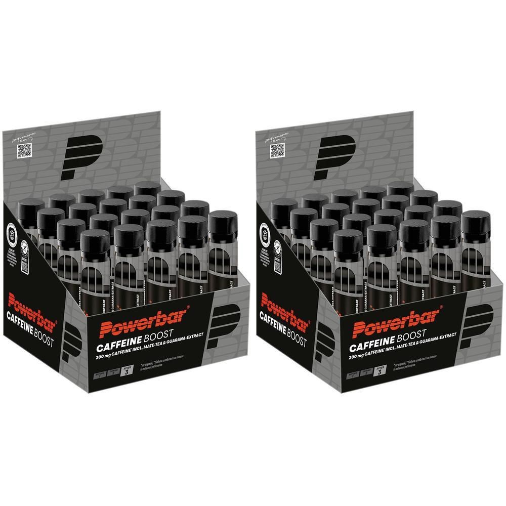 Zwei Kartons mit PowerBar CAFFEINEBOOST-Fläschchen. Schwarze Fläschchen mit schwarzem Deckel in einer Pappverpackung. Aufdruck: PowerBar, CAFFEINE BOOST.