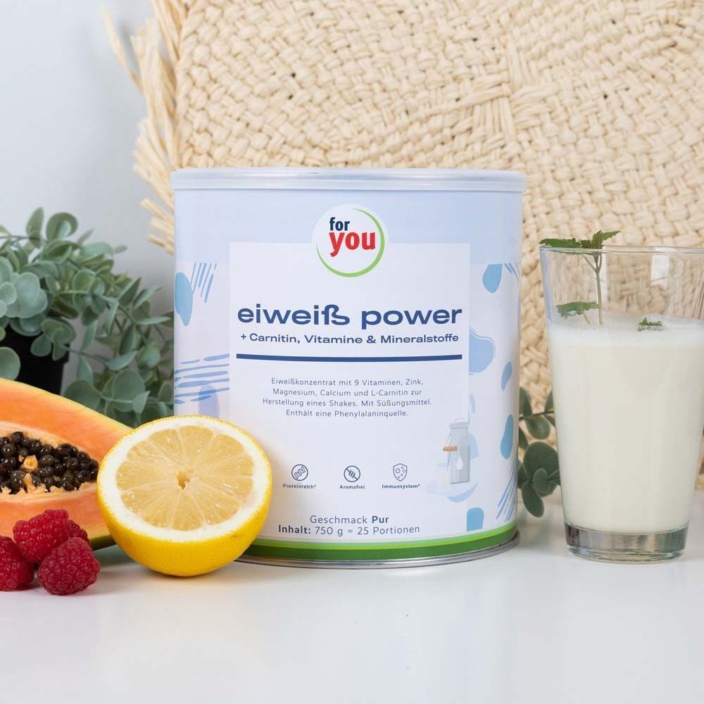 Eine Dose „for you eHealth Eiweiß Power Pur“ neben einer halben Zitrone, Papaya, Himbeeren und einem Glas Milch. Produktverpackung.