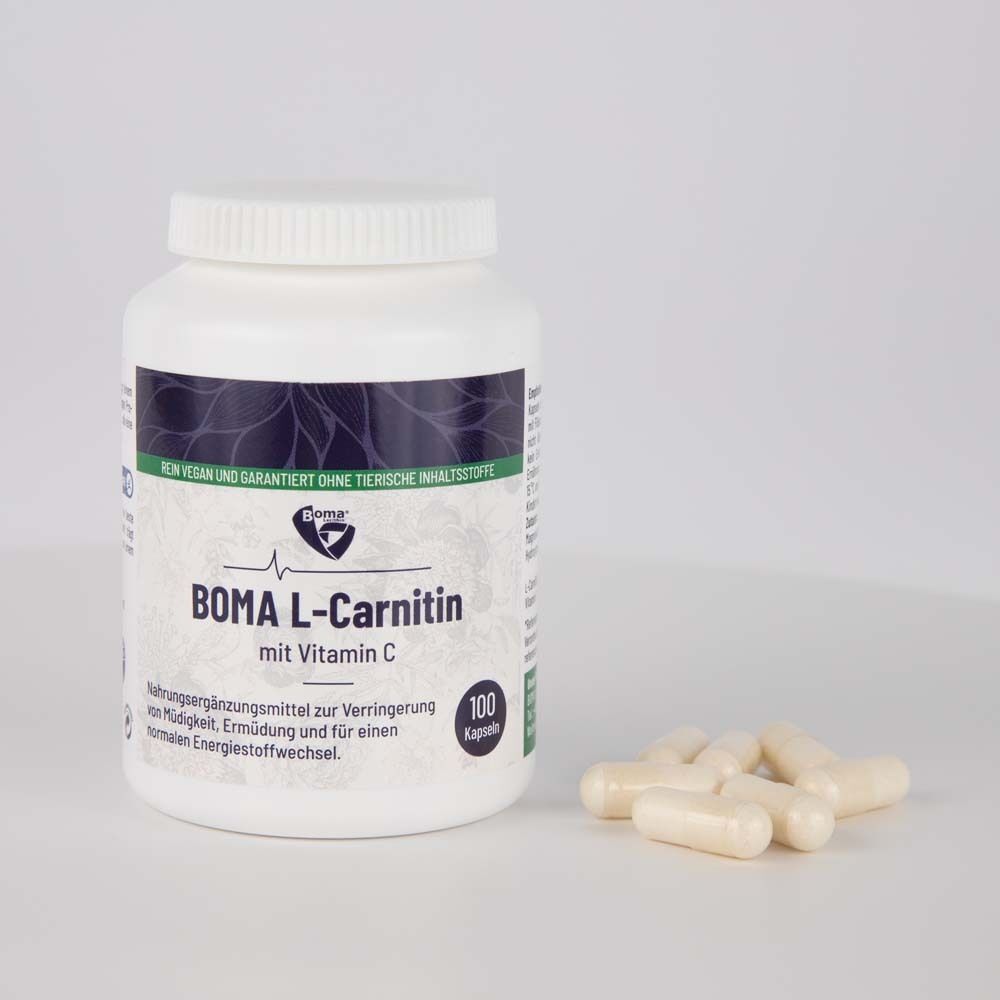 Weiße Flasche mit Boma L-Carnitin-Kapseln und einige Kapseln daneben. Aufschrift: Boma L-Carnitin mit Vitamin C. Vegan und ohne tierische Inhaltsstoffe.