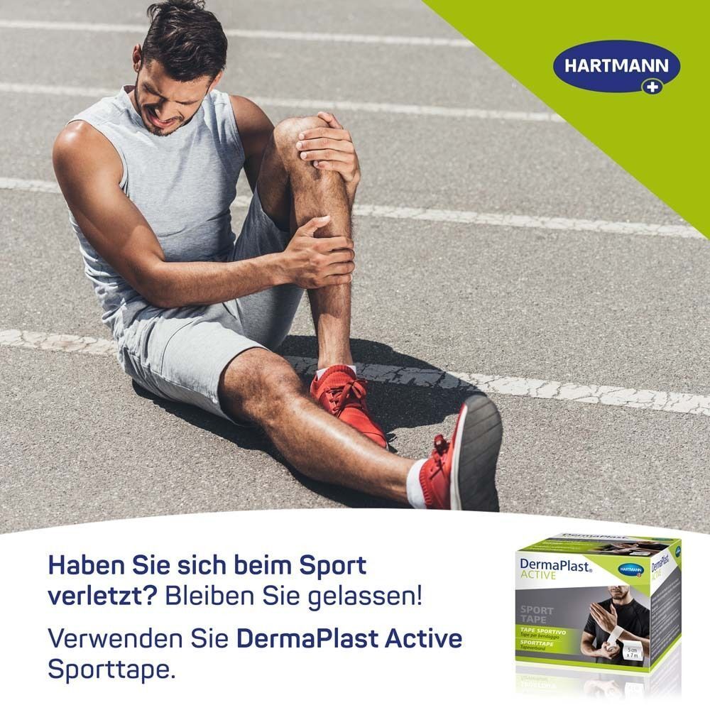 Mann sitzt auf dem Boden, Knie gehalten. Kleine Packung Sport Tape.