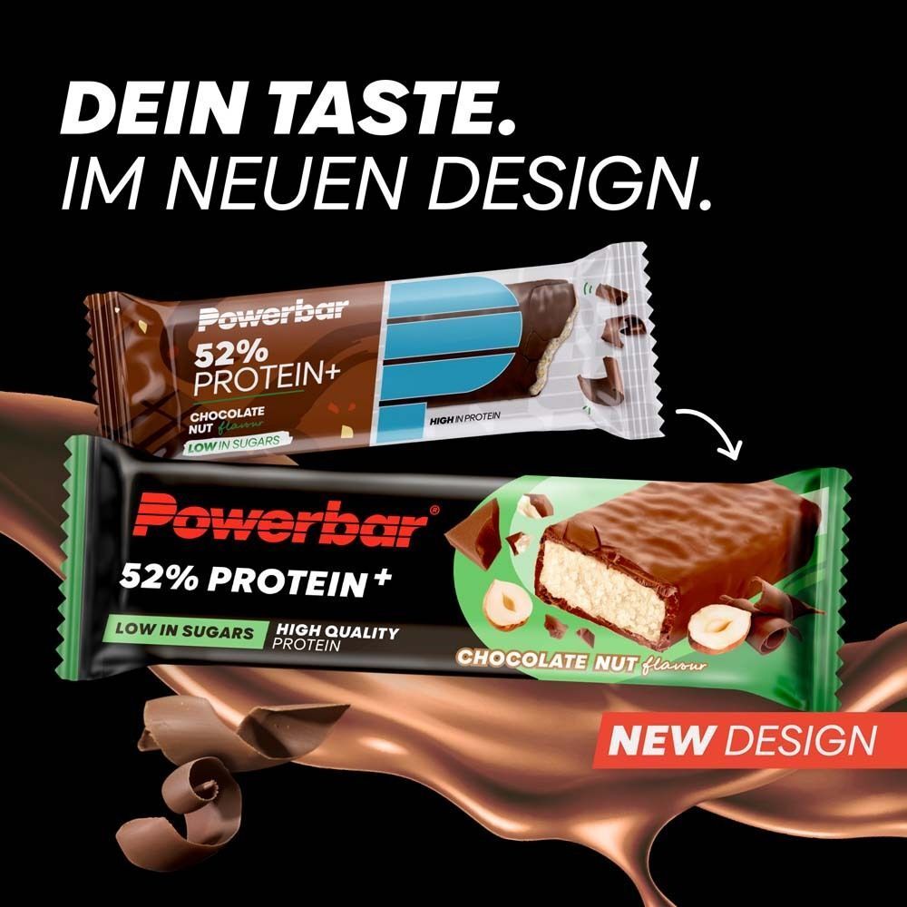 Zwei PowerBar 52% Protein Riegel, Schoko-Nuss-Geschmack. Ein Riegel in neuer Verpackung, der andere geöffnet. Text: "NEUES DESIGN".