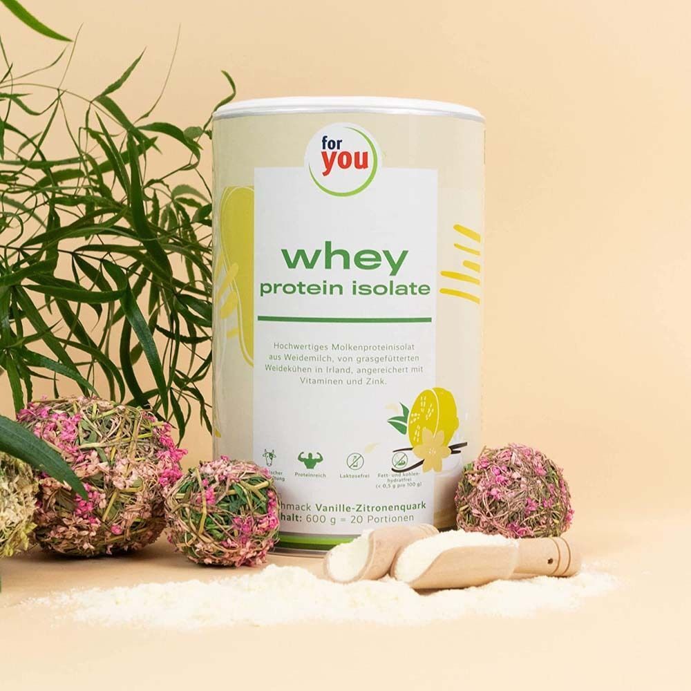 Whey Protein Isolate Dose mit Text: for you, whey protein isolate, Geschmack Vanille-Zitronenquark. Mit Zutaten und Dekoration.