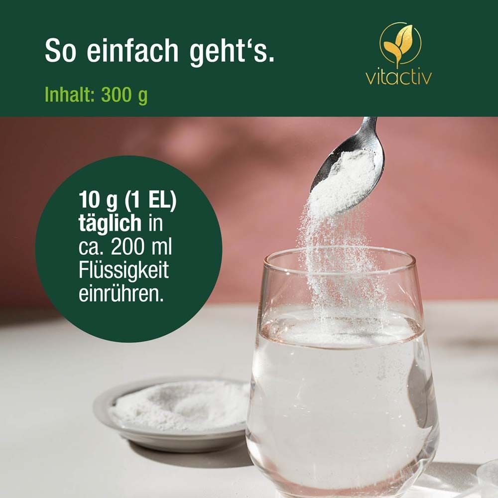 Ein Löffel gibt Kollagenpulver in ein Glas Wasser. Text gibt Dosierungsanleitung an.
