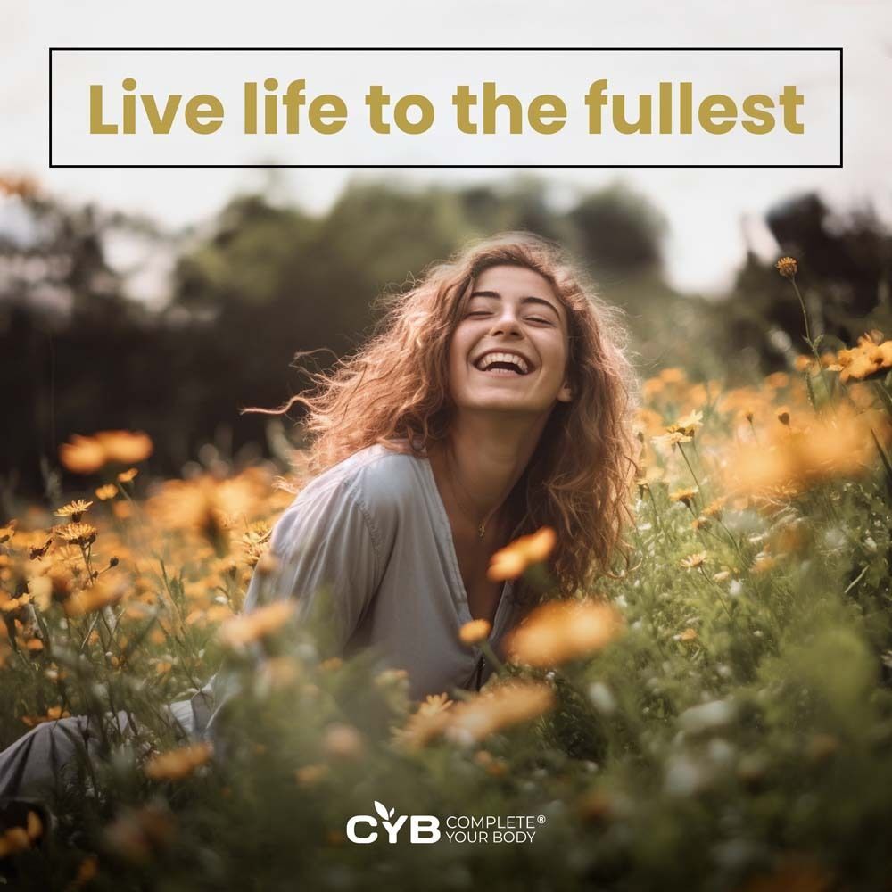 Eine Frau lacht in einem Blumenfeld. Aufschrift: CYB. Produktflasche nicht sichtbar. Text: Live life to the fullest.