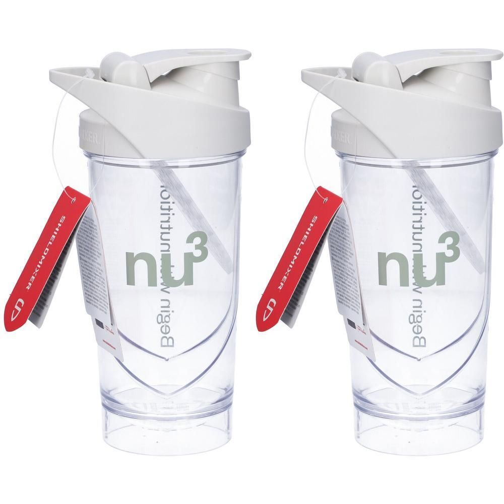 Zwei Shaker mit weißem Deckel und transparentem Becher. Aufgedrucktes Logo "nu3". Rote Anhänger mit Text.