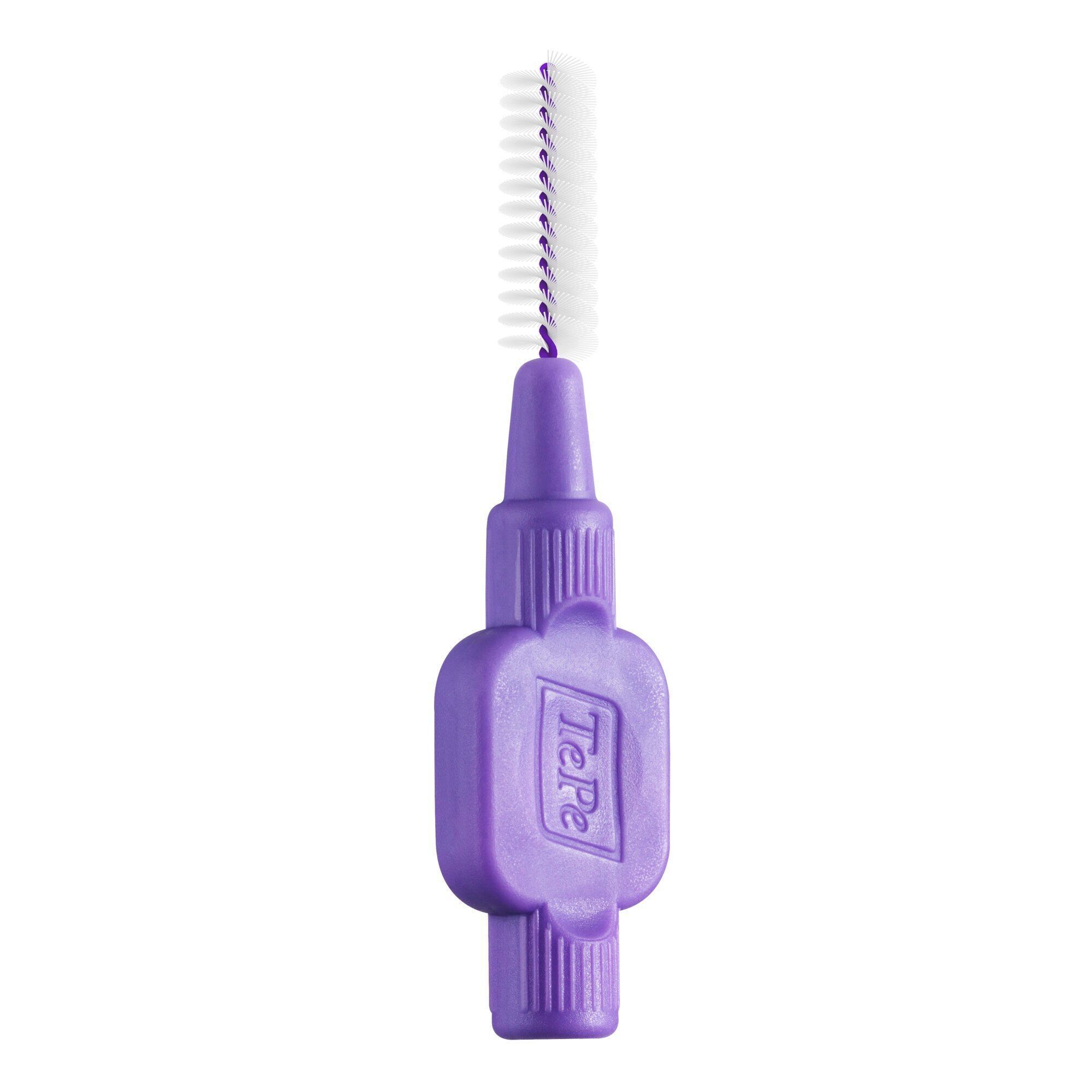 Einzelne lila TePe Interdentalbürste. Der Griff ist lila, der Bürstenkopf weiß.