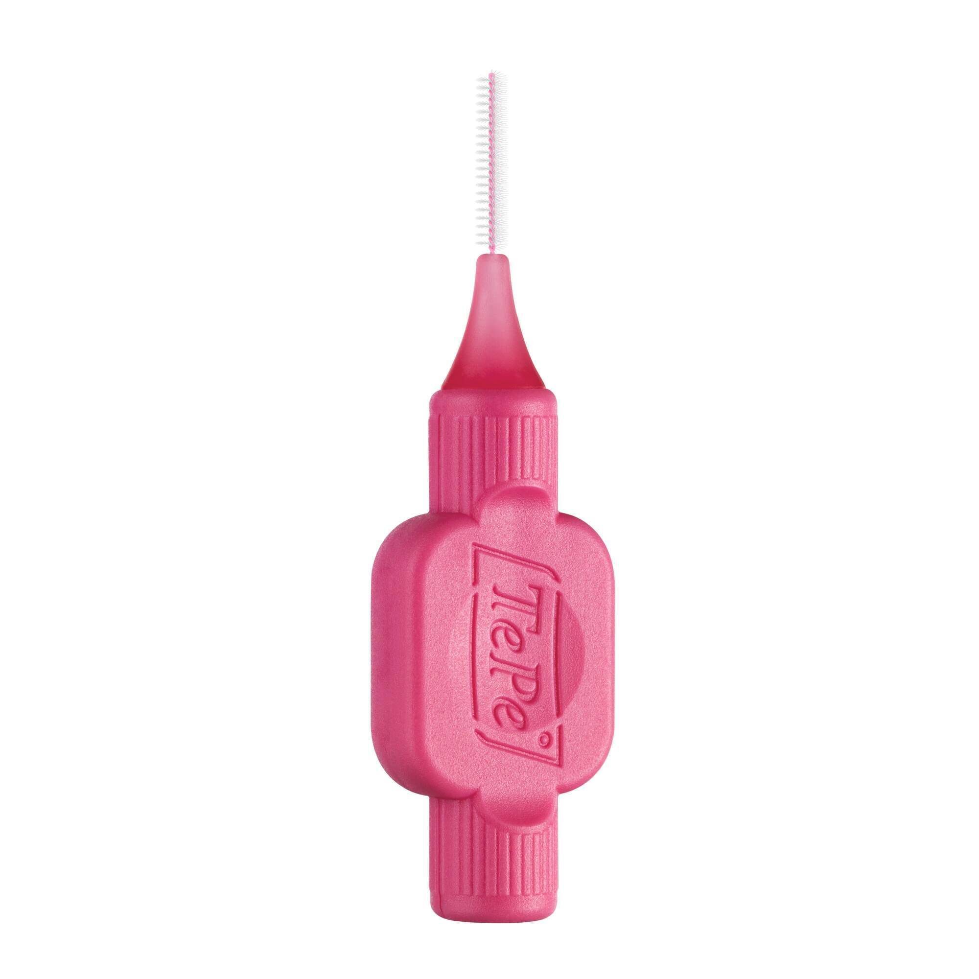 Einzelne pinkfarbene Interdentalbürste. Bürstenkopf mit Borsten. Marke: TePe. Pinkfarbener Griff.