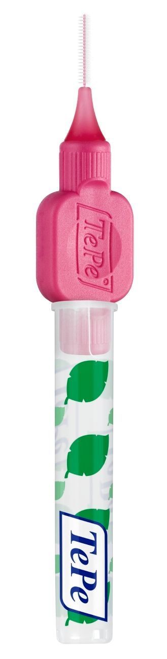 Pinkfarbene Interdentalbürste in einem transparenten Behälter. Marke: TePe. Grüne Blätter auf dem Behälter.