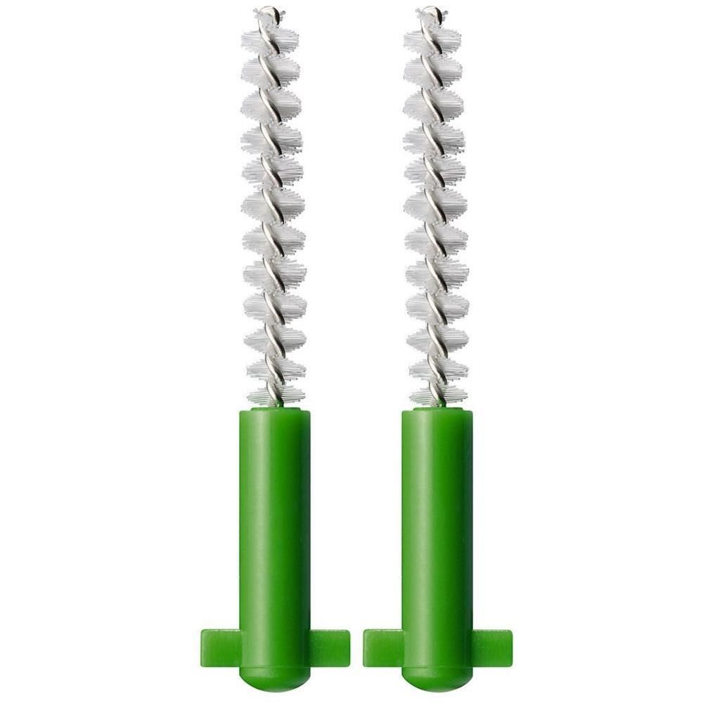 Zwei Interdentalbürsten mit grünen Griffen und weißen Borsten. Die Borsten sind spiralförmig angeordnet.