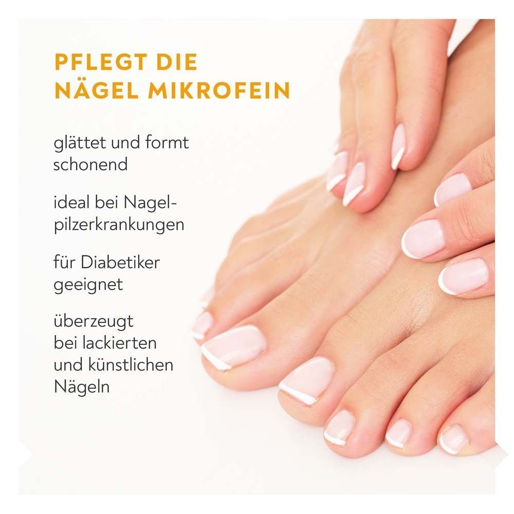 Nahaufnahme von Füßen mit lackierten Nägeln. Text: Pflegt die Nägel mikrofein. Glättet und formt schonend.