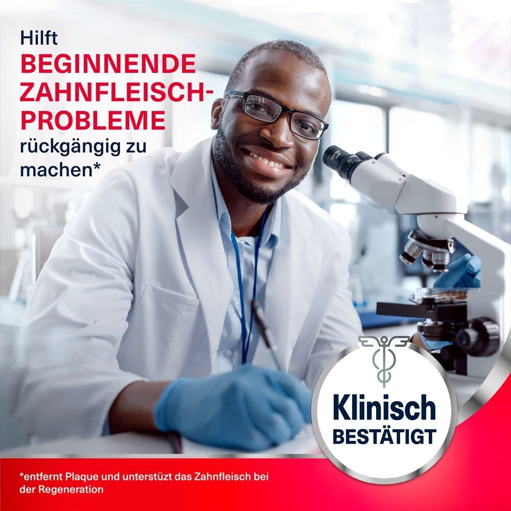 Ein Mann mit Brille und Laborkittel vor einem Mikroskop. Text: Klinisch bestätigt. Hilft beginnende Zahnfleischprobleme rückgängig zu machen.