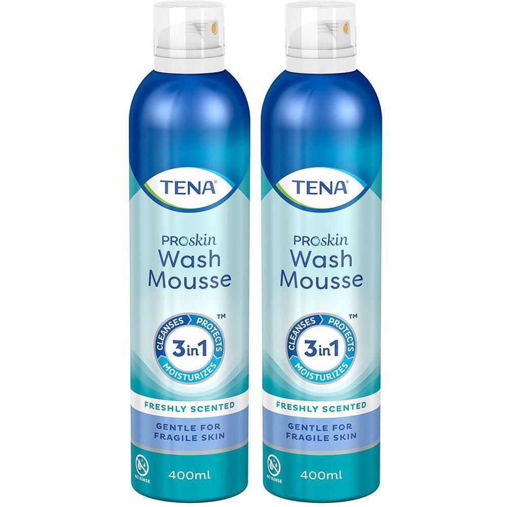 Zwei blaue Sprühflaschen. Aufschrift: TENA ProSkin Wash Mousse 3in1. Frisch duftend, sanft für empfindliche Haut. 400ml. Mit Sprühkopf.