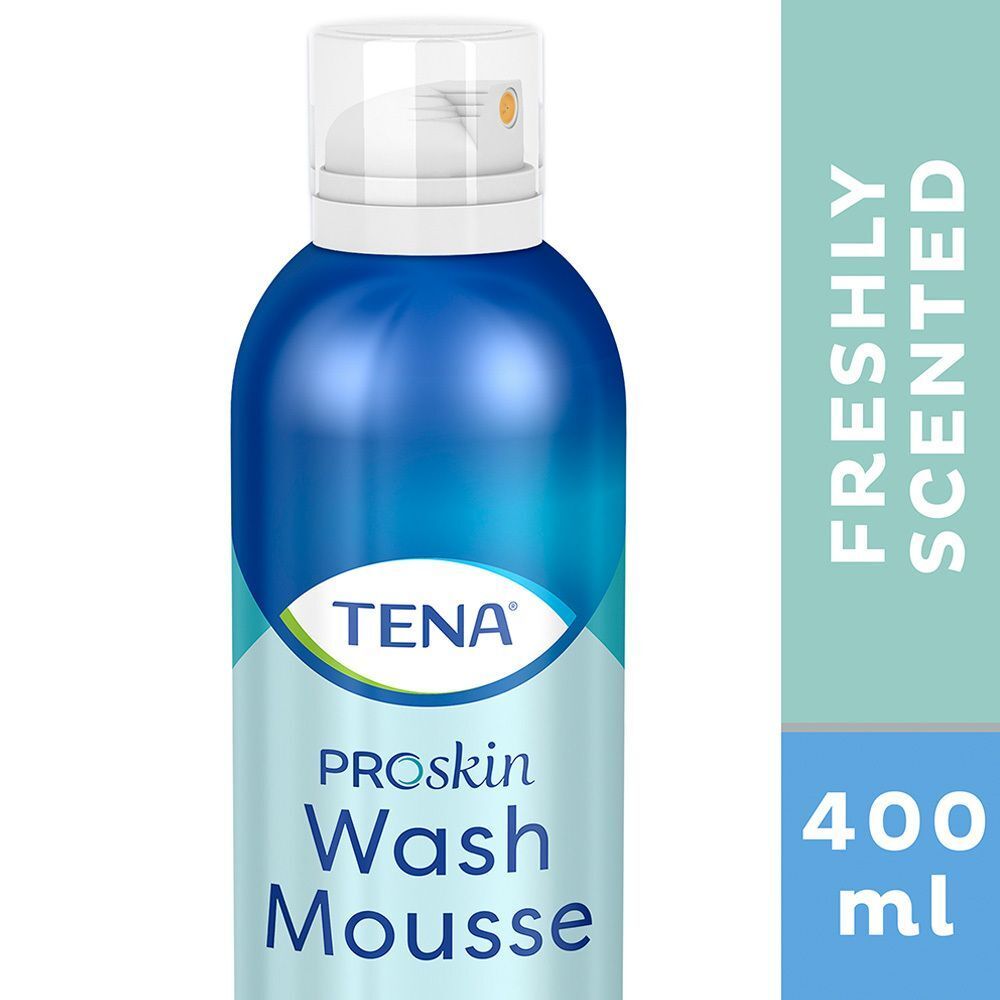 Nahaufnahme einer blauen Sprühflasche. Aufschrift: TENA ProSkin Wash Mousse. Frisch duftend. 400 ml. Mit Sprühkopf.