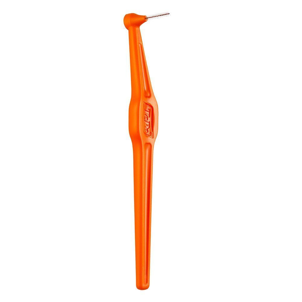 Einzelne orangefarbene Interdentalbürste. Abgewinkelter Bürstenkopf. Griff mit Logo.