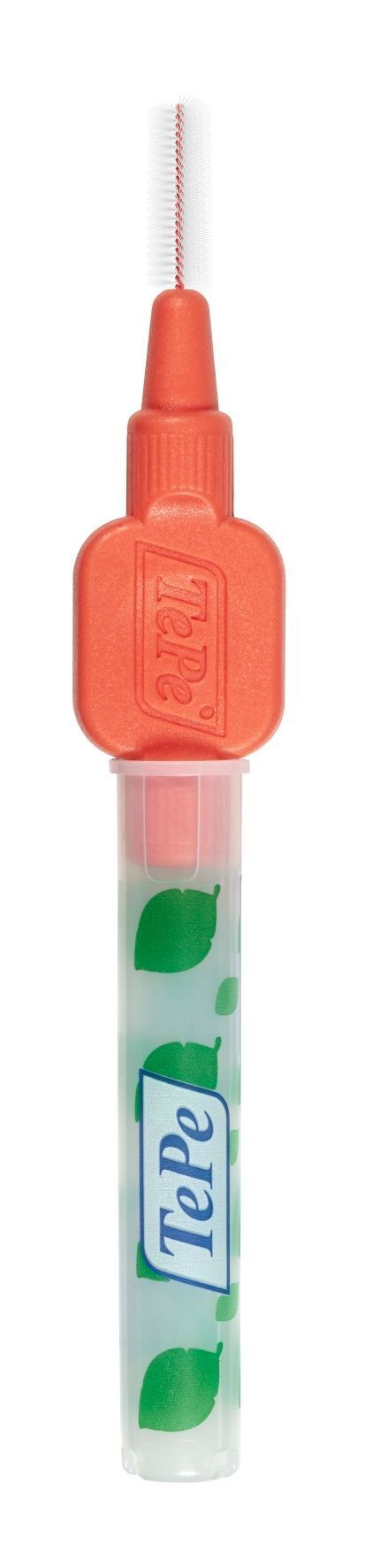 Interdentalbürste mit Schutzhülle. Die Bürste ist rot, die Hülle transparent mit grünem Blattmuster. TePe-Logo sichtbar.