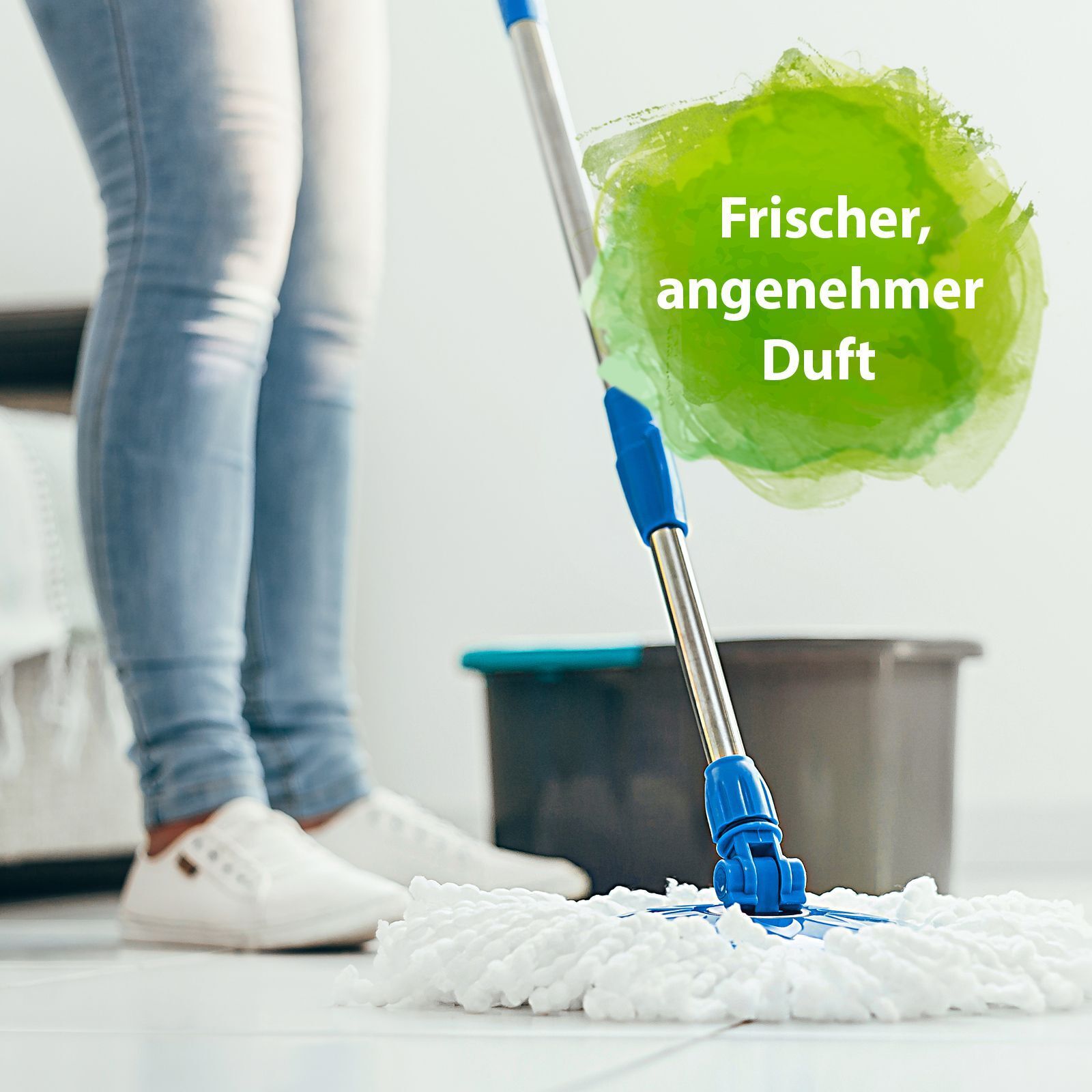Person mit Jeans und Turnschuhen wischt den Boden mit einem blauen Mopp. Text: Frischer, angenehmer Duft.