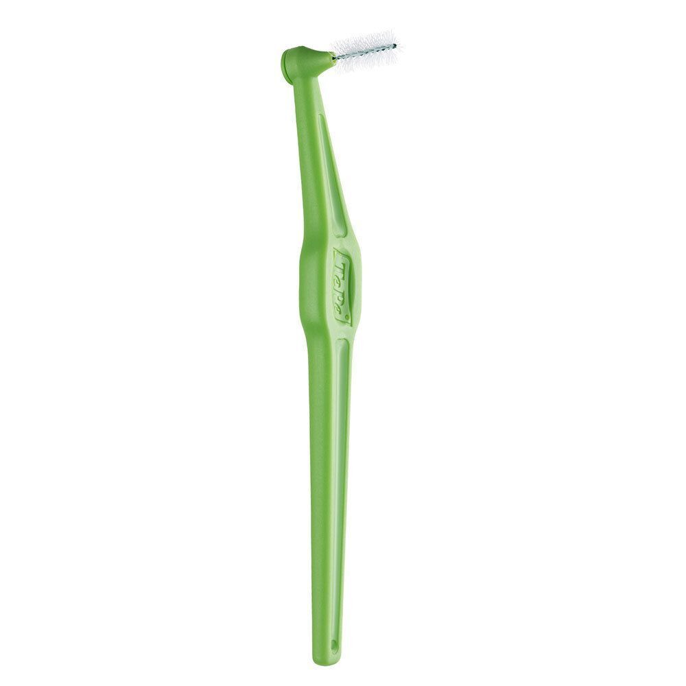 Grüne TePe Angle Interdentalbürste. Gebogener Griff, Bürstenkopf mit Borsten. Sichtbar: 0,8 mm.