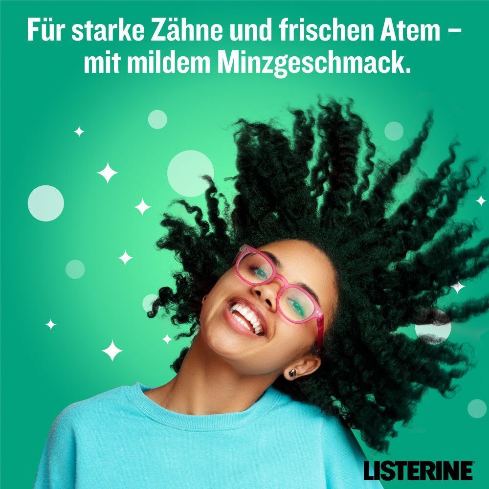 Junge Frau mit Locken und Brille lächelt. Text: Für starke Zähne und frischen Atem - mit mildem Minzgeschmack. Hintergrund grün mit Sternen.