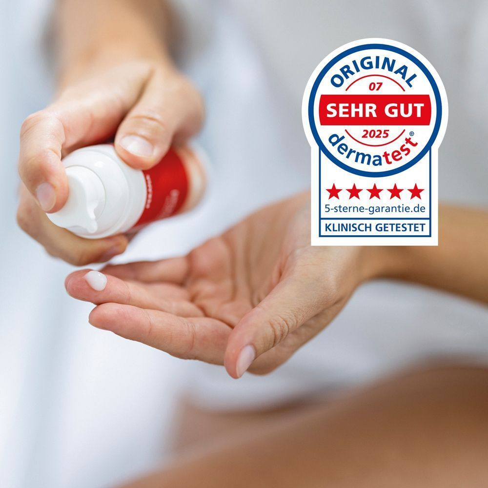 Eine Hand drückt DELIMA feminin IntimGel aus einem Pumpspender in die andere Hand. Siegel 'sehr gut'.