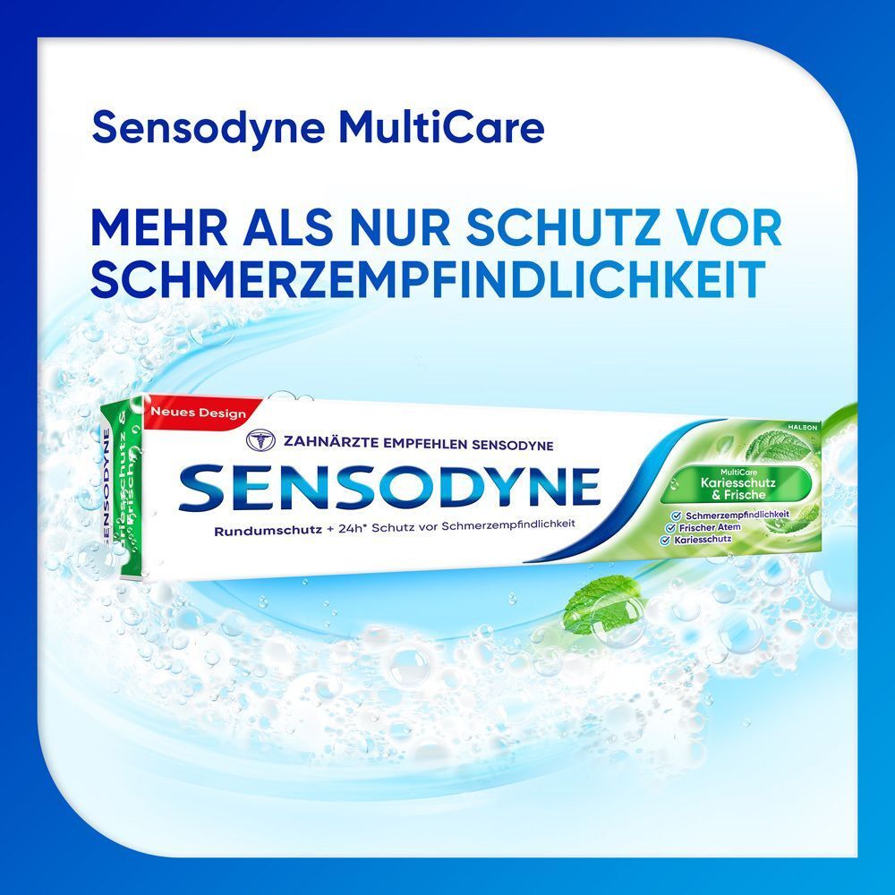 Sensodyne MultiCare Zahnpasta. Weiß-blaue Verpackung mit grünen Akzenten. Text: Sensodyne, Kariesschutz & Frische. Hintergrund: Wasser und Blasen.