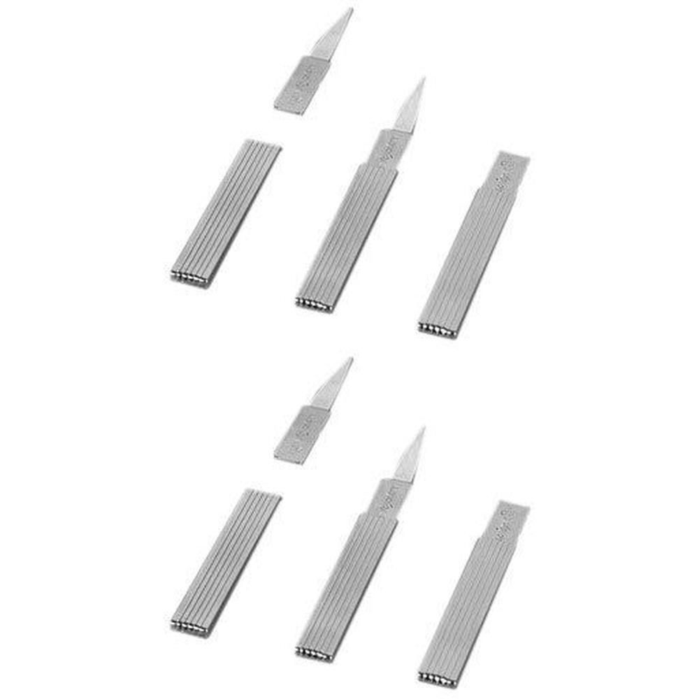 Mehrere silberfarbene Zahnstocher mit geriffelten Griffen und kleinen Klingen. Einige sind auseinandergebaut.