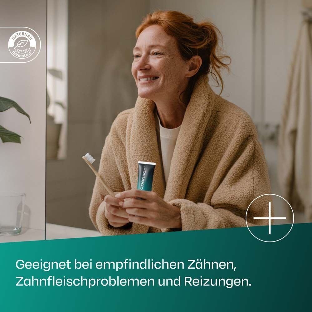 Frau im Bademantel. Zahnpasta-Tube. Text: Geeignet bei empfindlichen Zähnen, Zahnfleischproblemen.