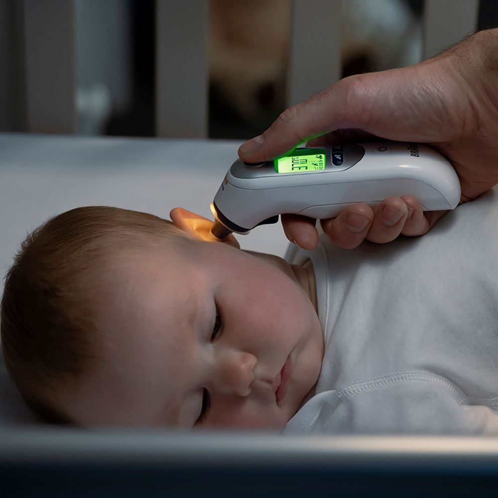 Braun ThermoScan 7+ wird am Ohr eines Babys platziert. Das Display zeigt die Temperatur an.