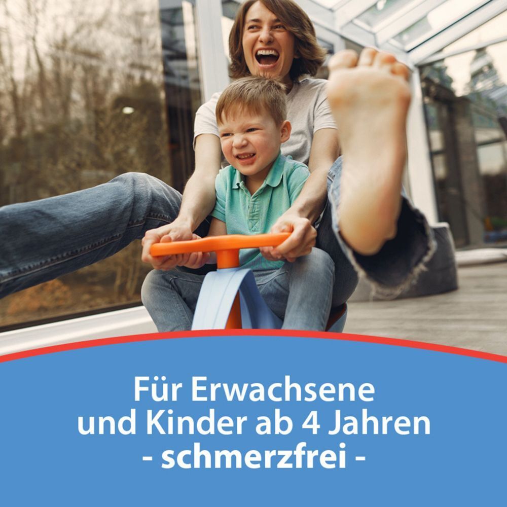 Frau und Kind auf einem Spielzeugauto, mit Text 'Für Erwachsene und Kinder ab 4 Jahren'.