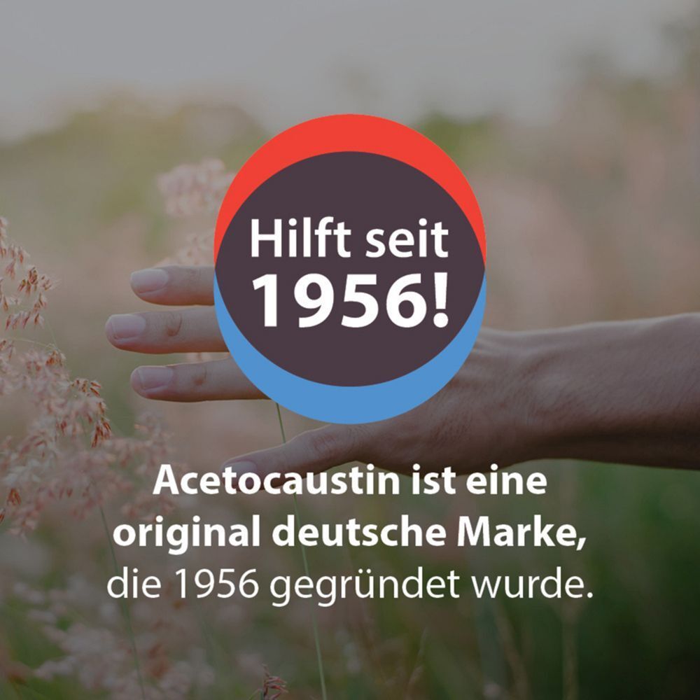 Hand vor unscharfem Hintergrund, mit Kreis 'Hilft seit 1956!' und Text über die Marke.