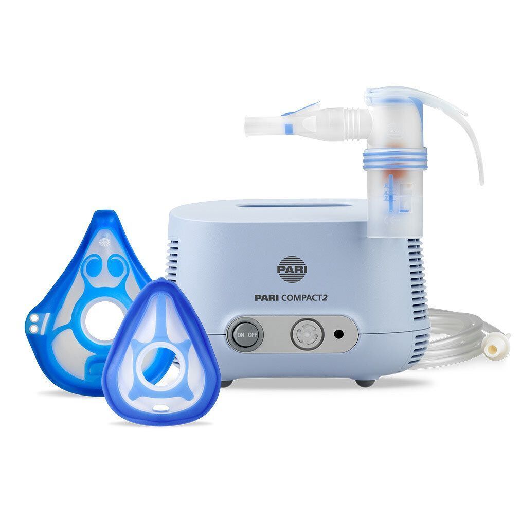 Blaues PARI COMPACT 2 Inhalationsgerät mit Masken und Schlauch. Das Gerät hat eine Düse und Bedienelemente.