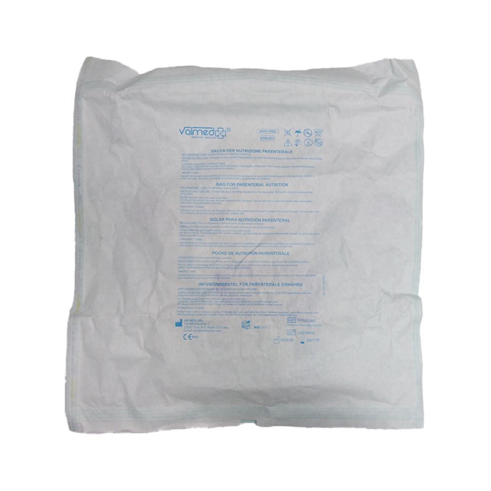 Verpackung eines Infusionsbeutels. Beschriftung mit Produktinformationen und Symbolen. Weißes Papier.