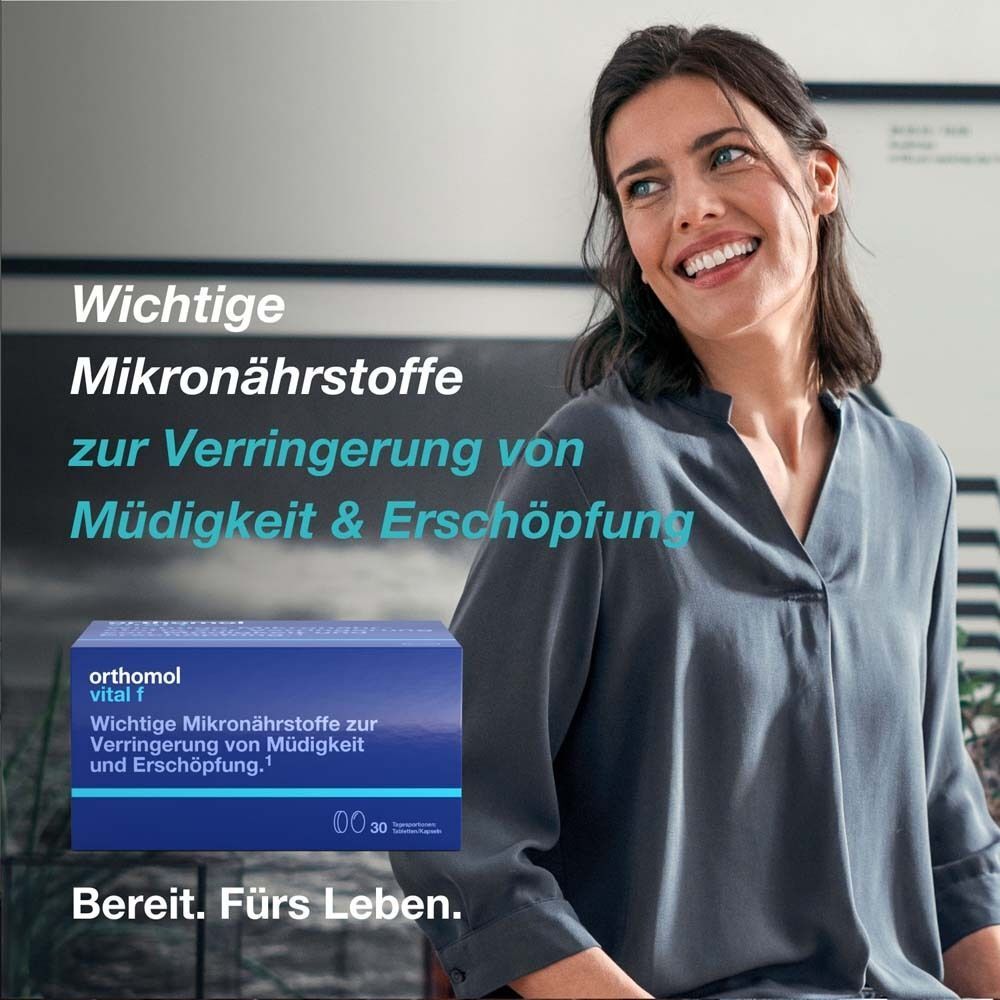 Frau lächelt. Text: Wichtige Mikronährstoffe. Orthomol vital f-Packung. 30 Tagesportionen Tabletten/Kapseln.
