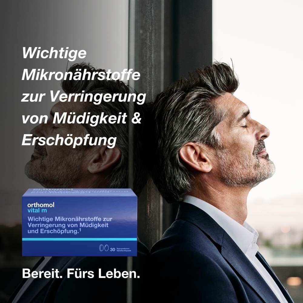 Mann lehnt an Wand. Neben ihm blaue Schachtel Orthomol Vital m. Text: Mikronährstoffe gegen Müdigkeit.