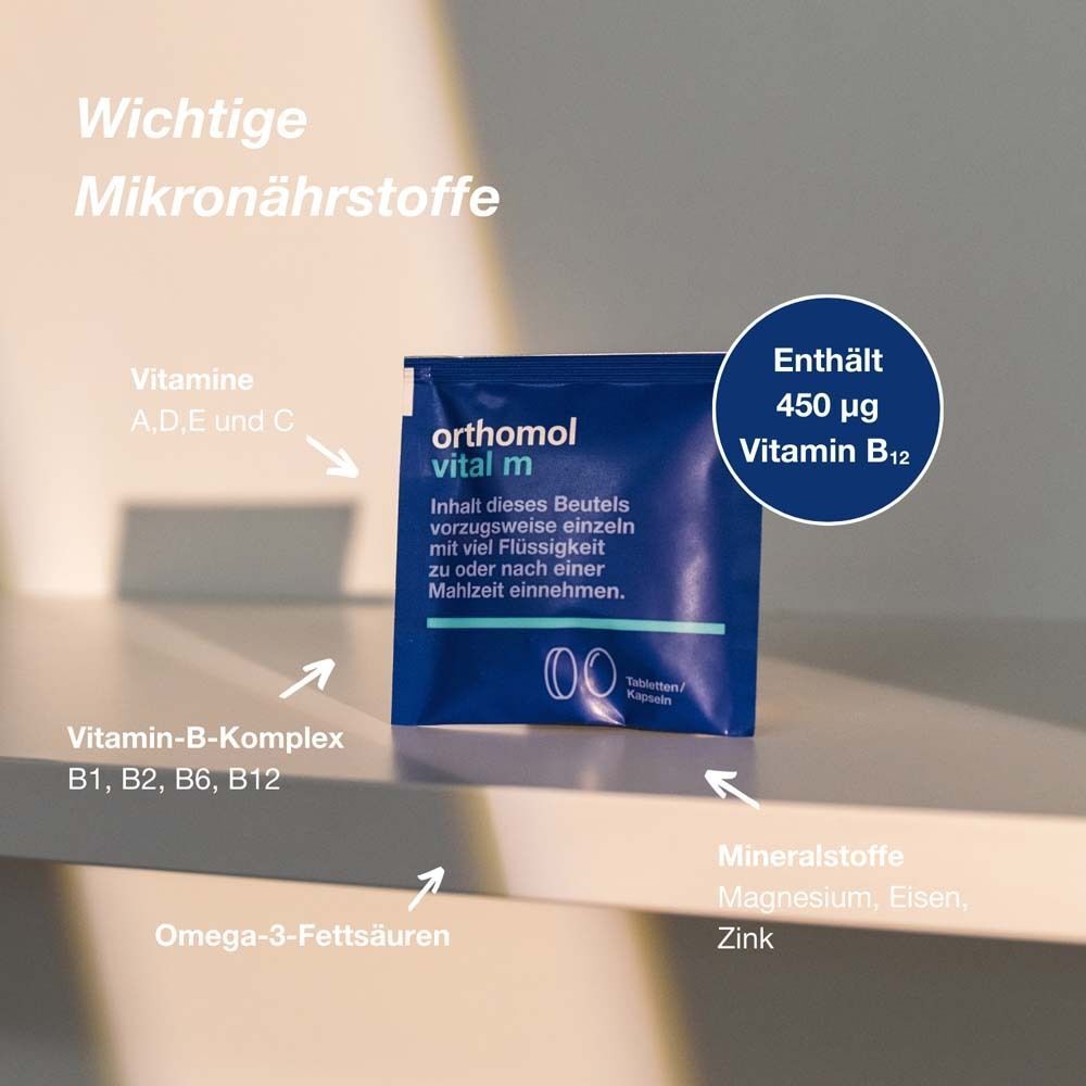 Blaues Tütchen Orthomol Vital m. Text: Enthält Vitamin B12, Vitamin A, D, E, C, Omega-3, Mineralstoffe.