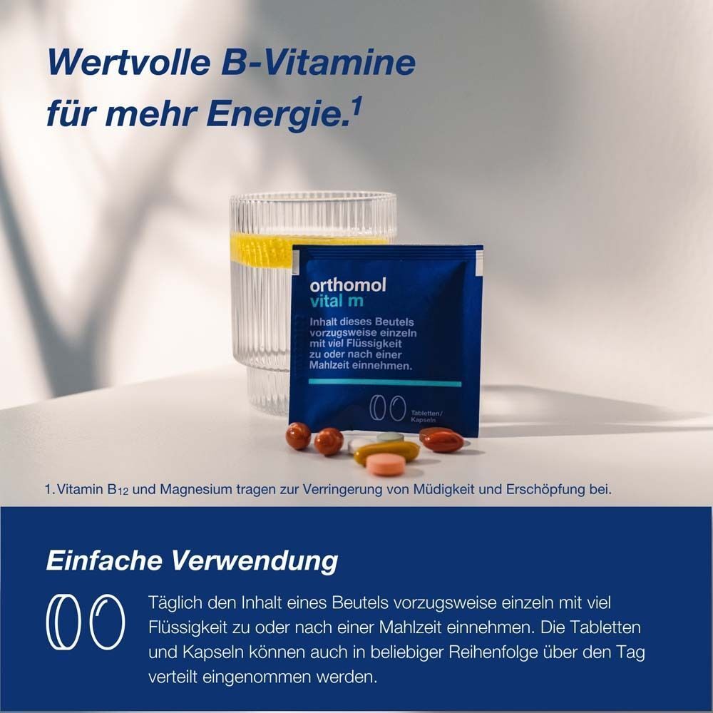 Glas Wasser, Tütchen Orthomol Vital m, Tabletten und Kapseln. Text: Einfache Verwendung.