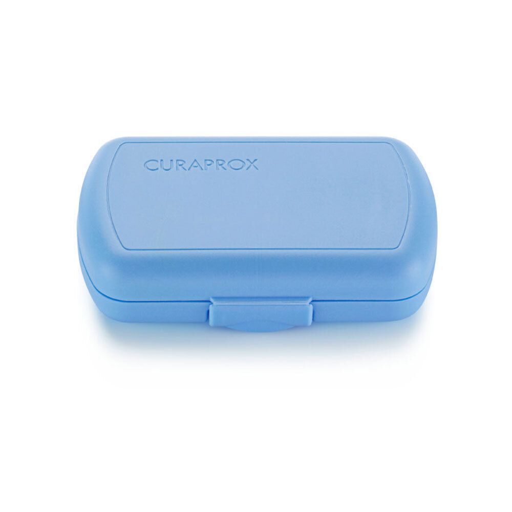 Geschlossenes blaues Reiseetui mit CURAPROX-Logo auf dem Deckel.