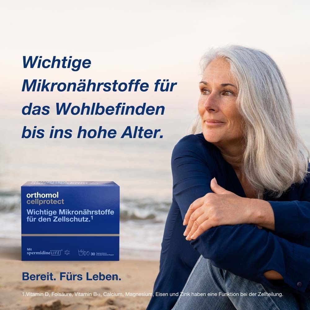 Ältere Frau am Strand. Im Hintergrund eine blaue Box mit "orthomol cellprotect". Text: "Wichtige Mikronährstoffe für das Wohlbefinden."