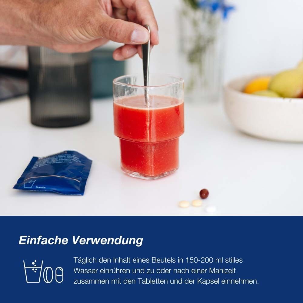 Glas mit roter Flüssigkeit, Tabletten und blaue Packung. Text: "Einfache Verwendung".