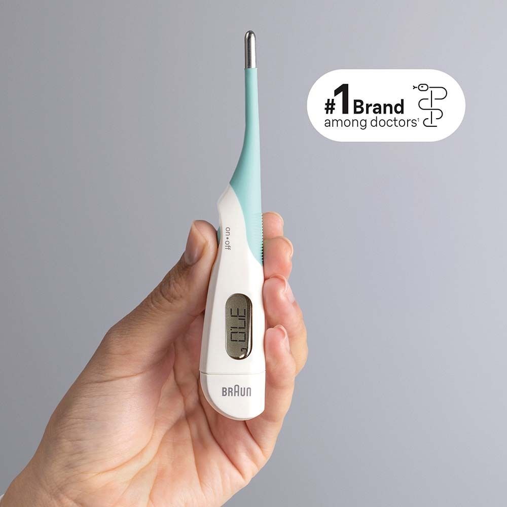 Digitales Thermometer in Hand gehalten. Anzeige: 37,0. Marke Braun. Weißes Gehäuse, blauer Griff.